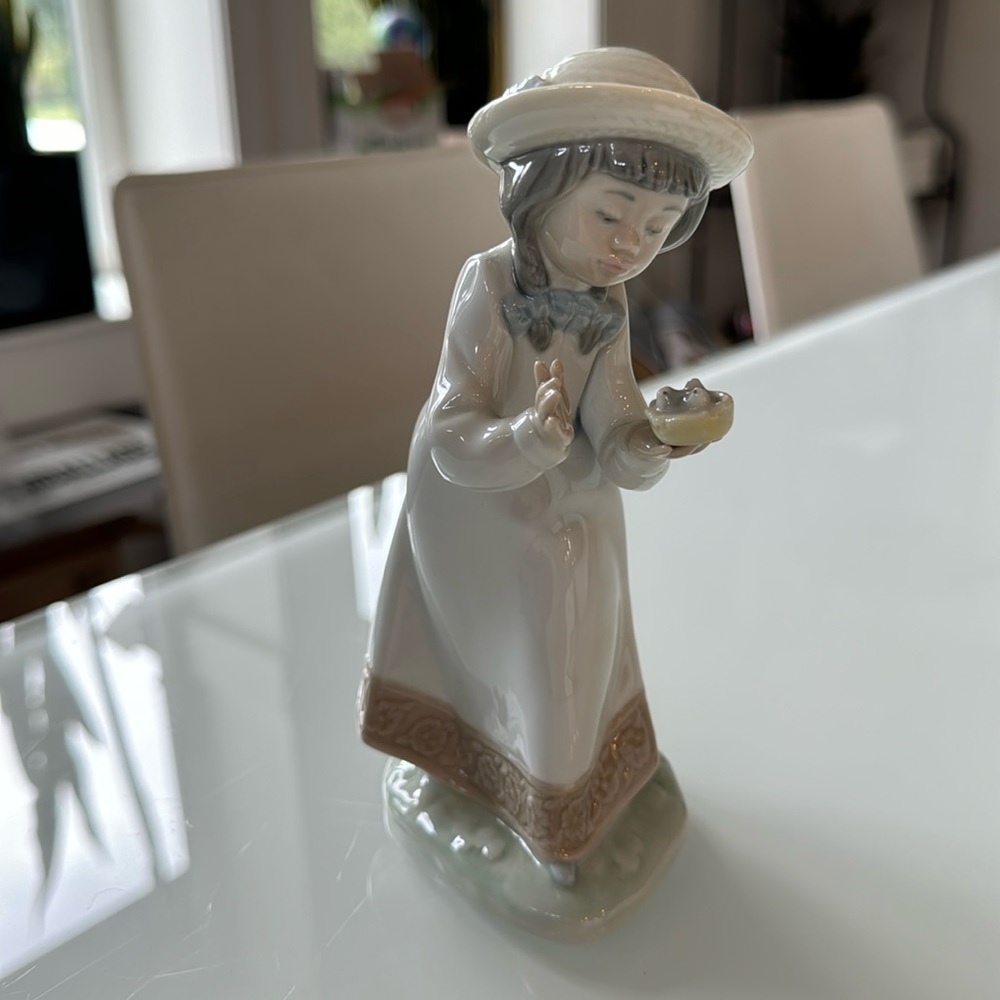 Lao - by  Lladro- figurine